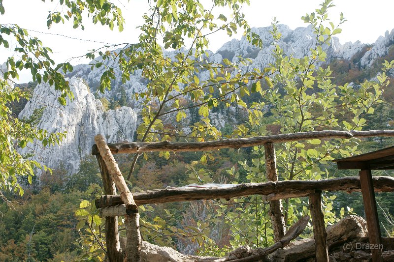 DSC07342.JPG - Klupa pred Skloništem